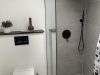 Nyrenoveret badeværelse med VVS installation, toilet, bad og gulvvarme fra Krüger VVS