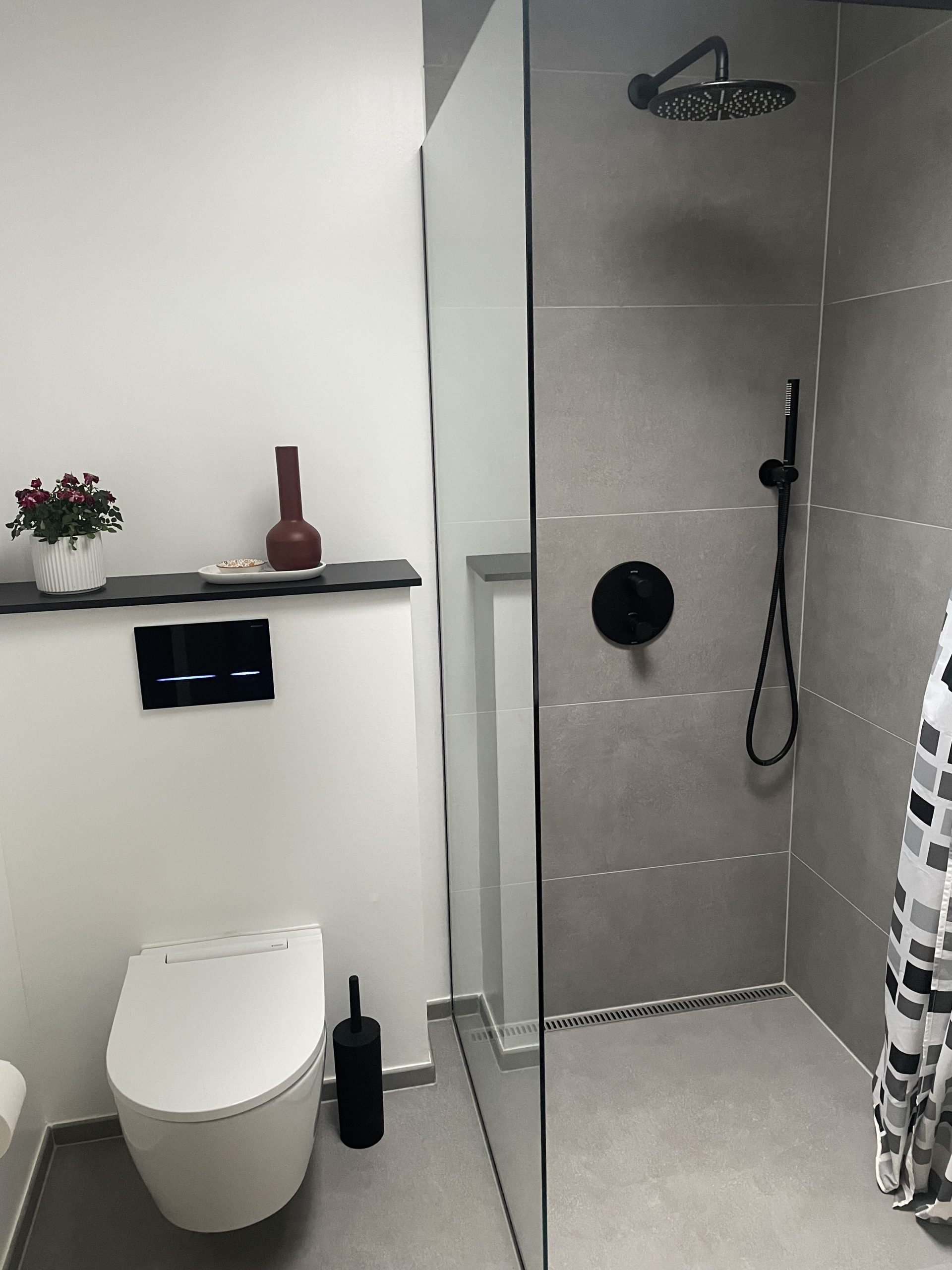 Nyrenoveret badeværelse med VVS installation, toilet, bad og gulvvarme fra Krüger VVS